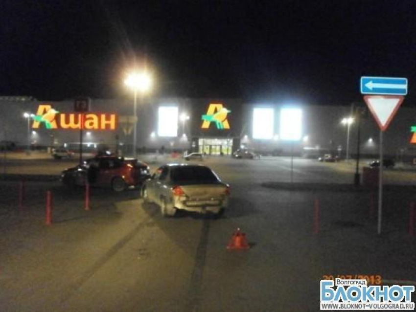 В Волгограде на парковке ТРК «Акварель» столкнулись иномарки