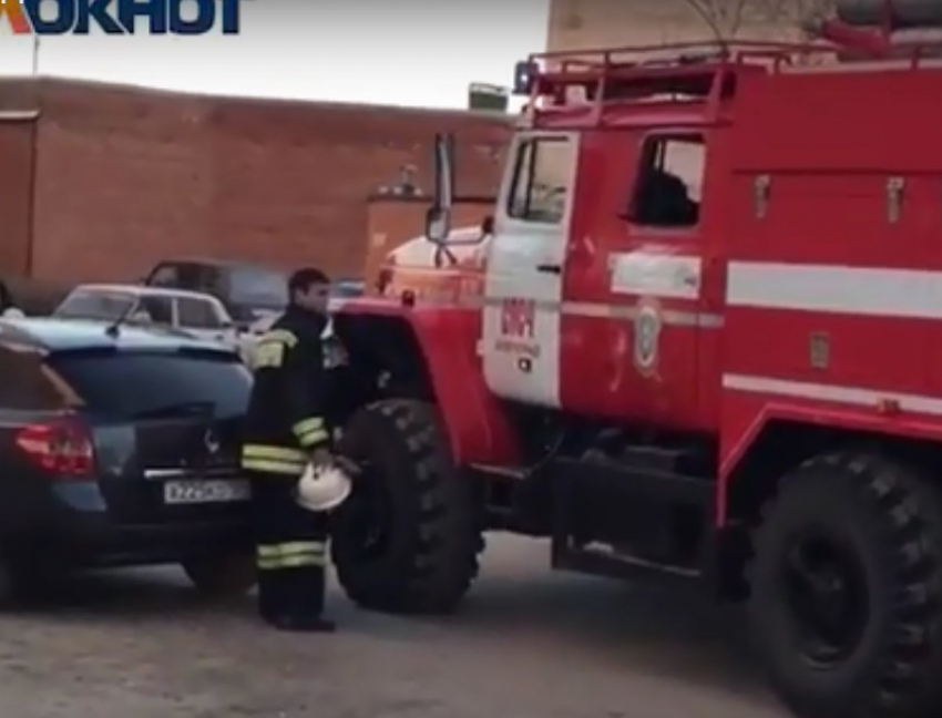 ﻿Попытка волгоградских пожарных прорваться между брошенных авто попала на видео