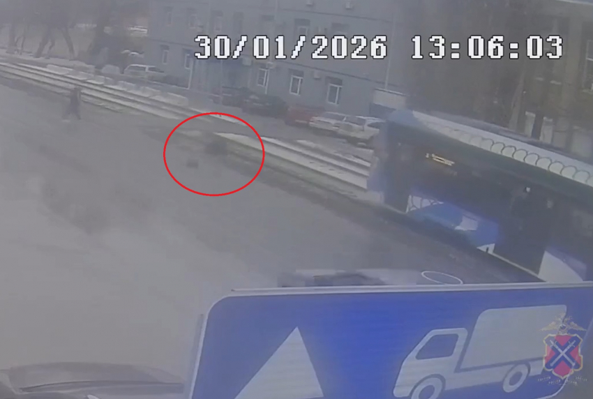 В реанимации спасают попавшую под трамвай волгоградку