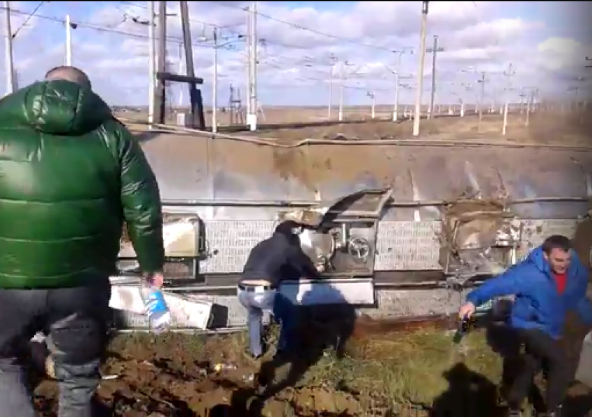 Нежданная радость селянам: под Волгоградом перевернулась цистерна с вином