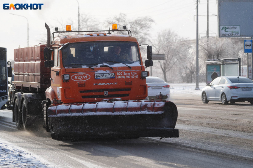 «На дороге ужас»: волгоградцев срочно просят убрать машины с обочин