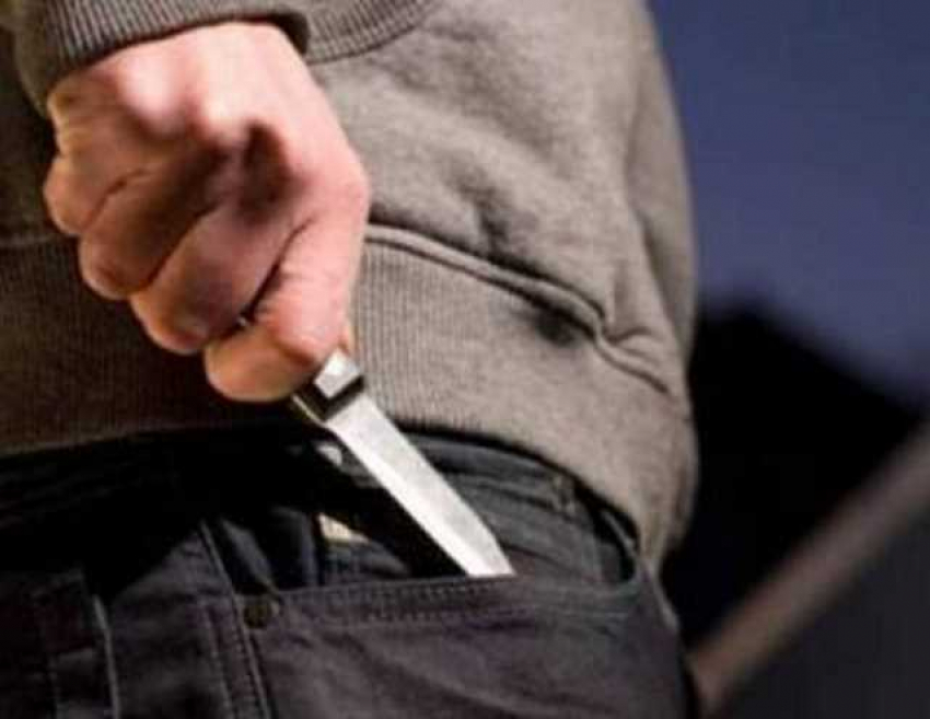 В Волжском 19-летнего парня ограбил 49-летний мужчина с ножом