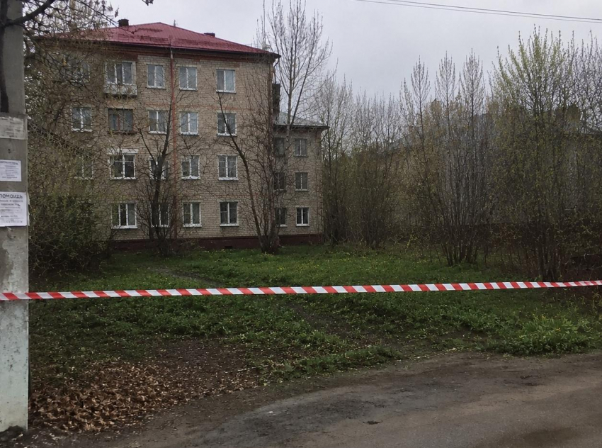 Лежал с разбитой головой: мужчина погиб  после падения с крыши под Волгоградом
