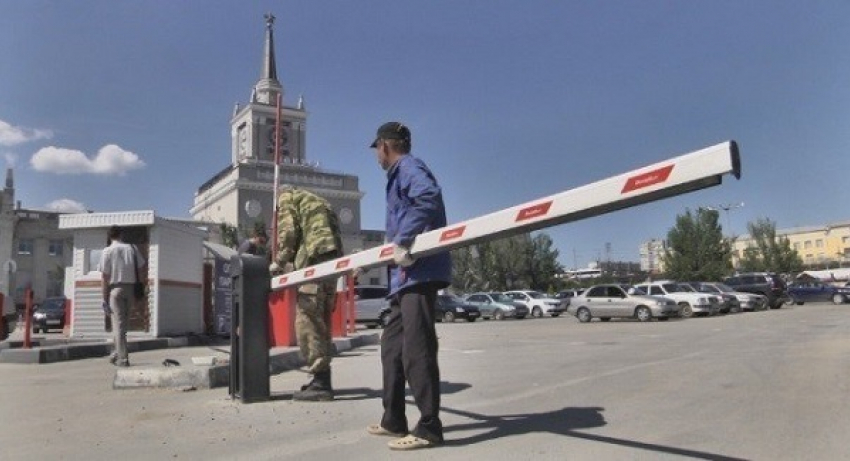 Автовладельцы платят «дань» в двойном размере за парковку у жд вокзала Волгограда