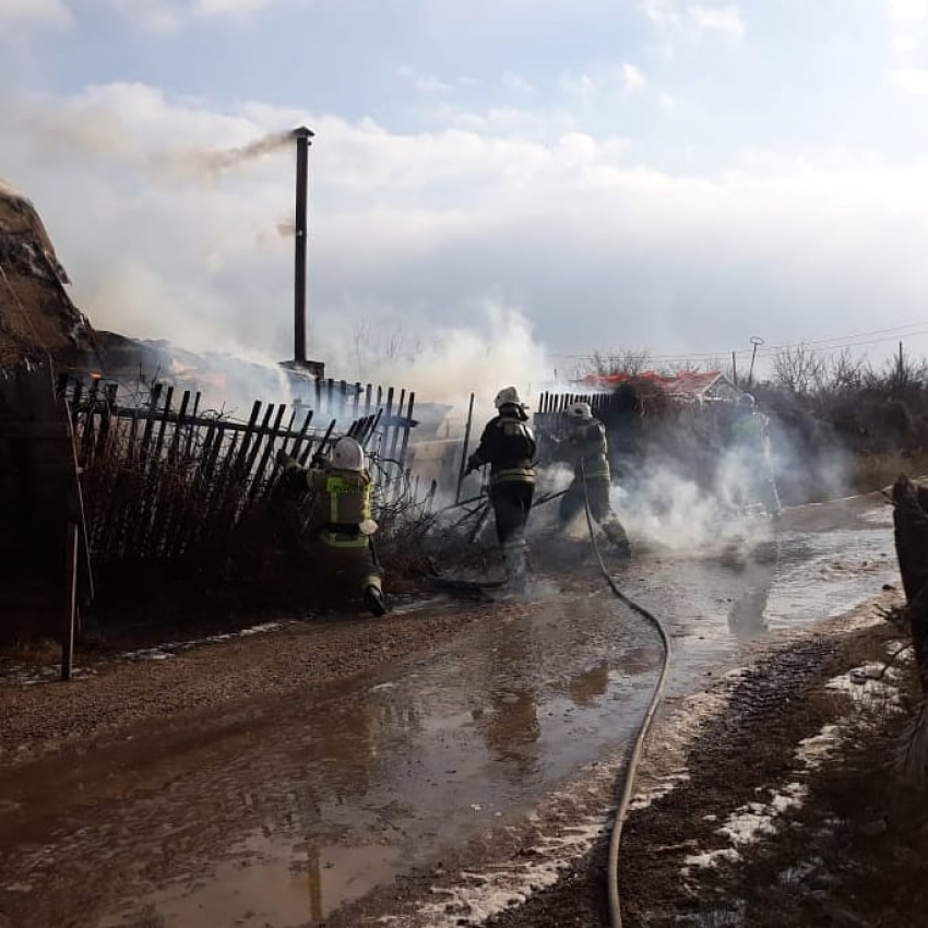 Под Волгоградом при пожаре дачи пострадала пенсионерка