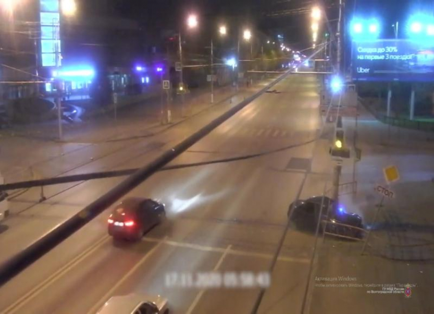 Водитель за рулем Daewoo Nexia протаранил столб в Волгограде: авария попала на видео 