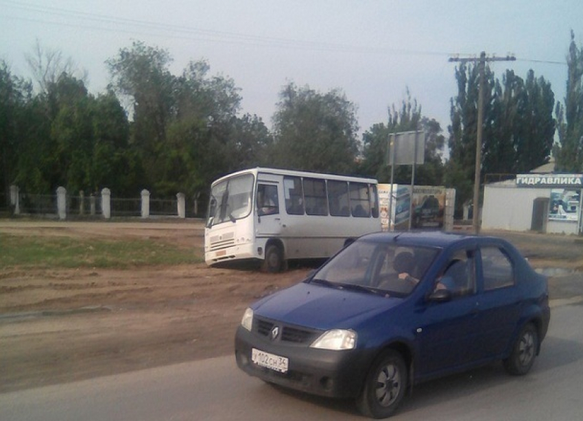 В Волгограде автобус «Питеравто» застрял в грязи на обочине