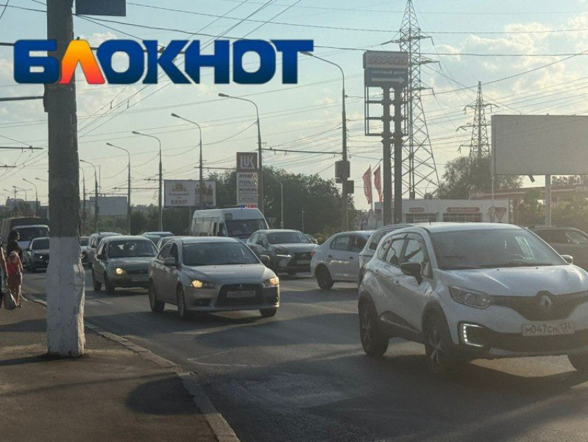 Спартановка в Волгограде вечером встала в гигантскую пробку