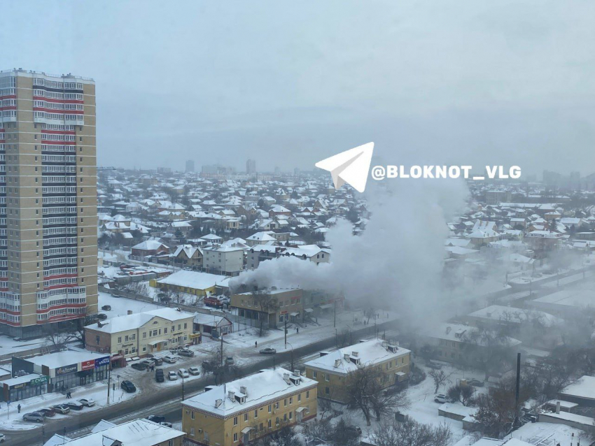 35 человек эвакуировали из горящего павильона в Дзержинском районе Волгограда 