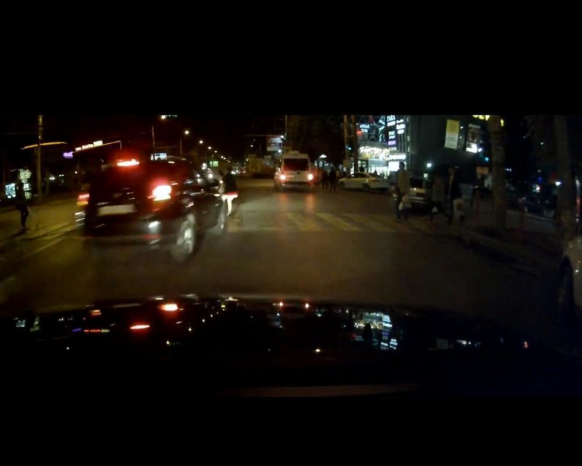 В Волгограде регистратор заснял ДТП с джипом, сбившим троих пешеходов