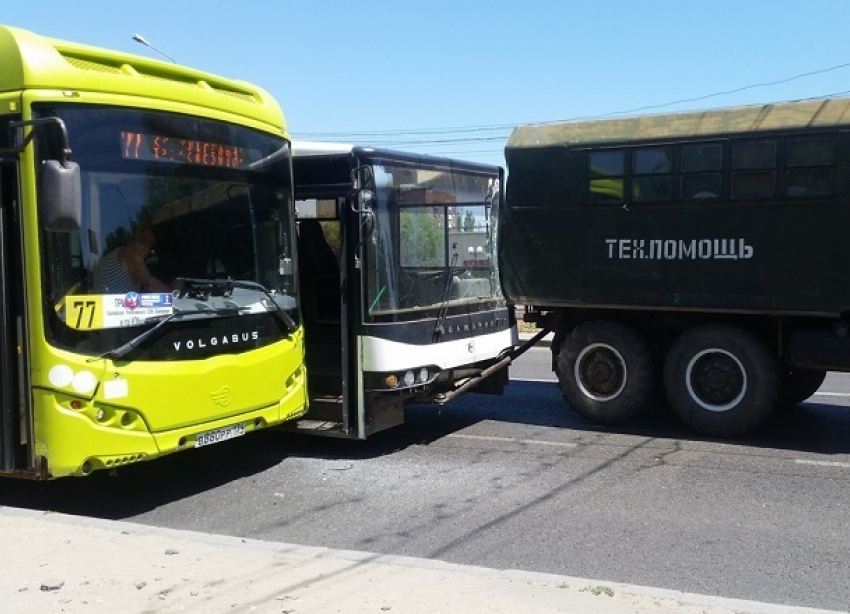 Автобус волжского завода врезался в техпомощь из-за неизвестного лихача на юге Волгограда