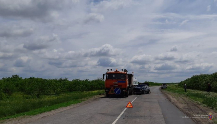 Женщина-водитель буксируемой иномарки протаранила КамАЗ под Волгоградом: 3 в больнице