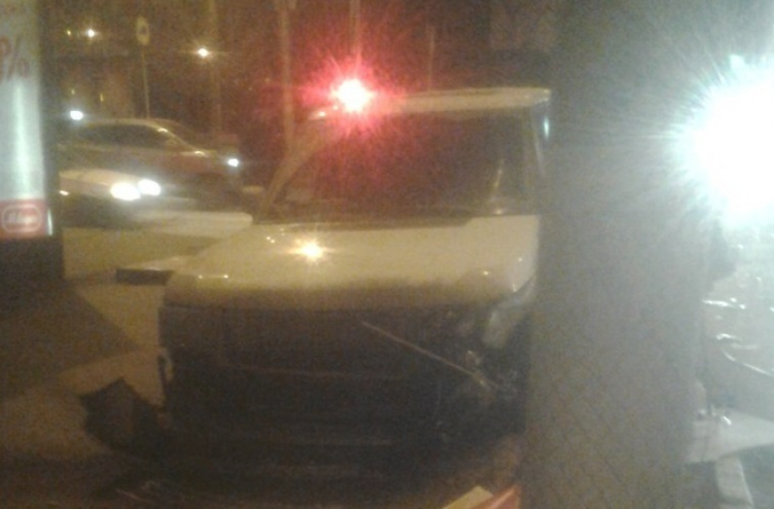 Дорогой джип врезался в иномарку и вылетел на тротуар в Волгограде