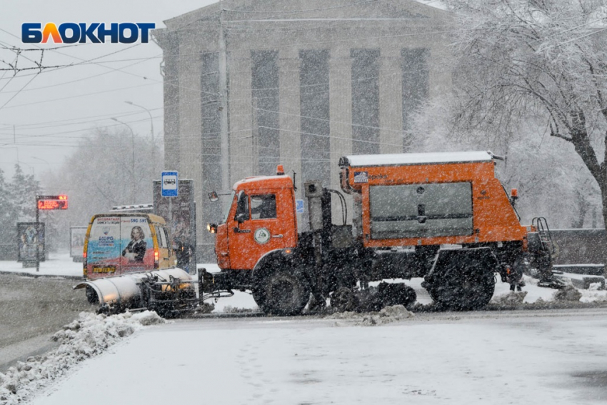 В разгар зимнего сезона: в Волгограде муниципальное учреждение закупает новые снегоуборочные машины