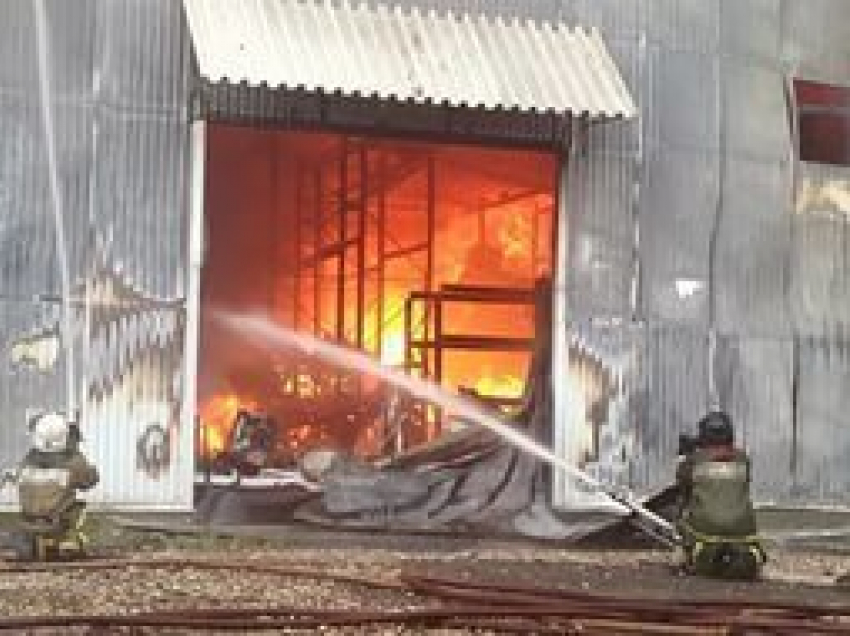 В Волгограде сгорел ангар со стройматериалами 