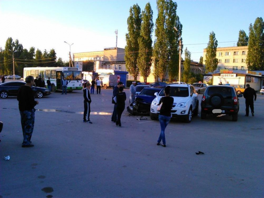 Под Волгоградом водитель на Hyundai протаранил автобус и врезался в две легковушки