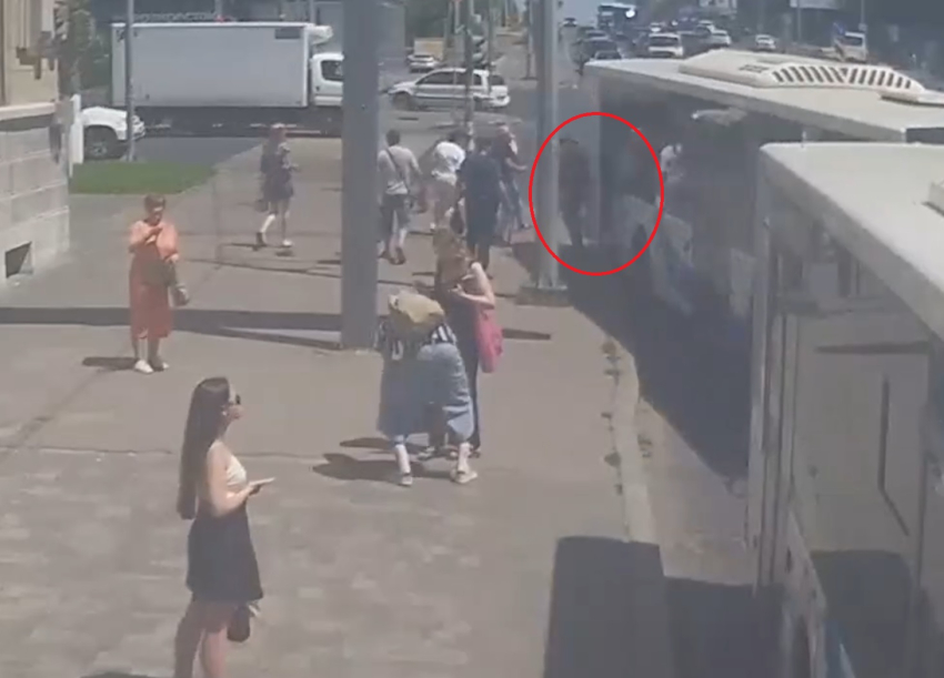 Автобус «лягнул» волгоградку на остановке: странное ДТП попало на видео