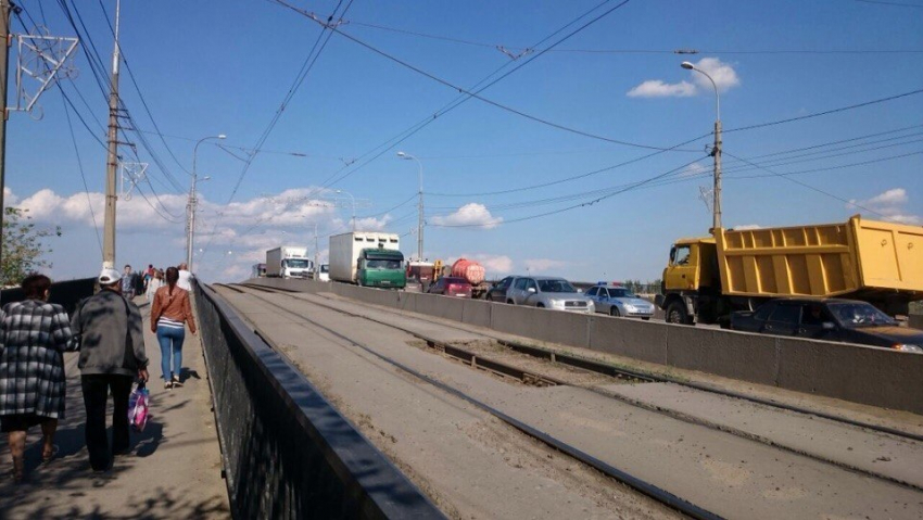 Юг Волгограда стоит в пробке из-за оторвавшегося колеса машины с ЖБО