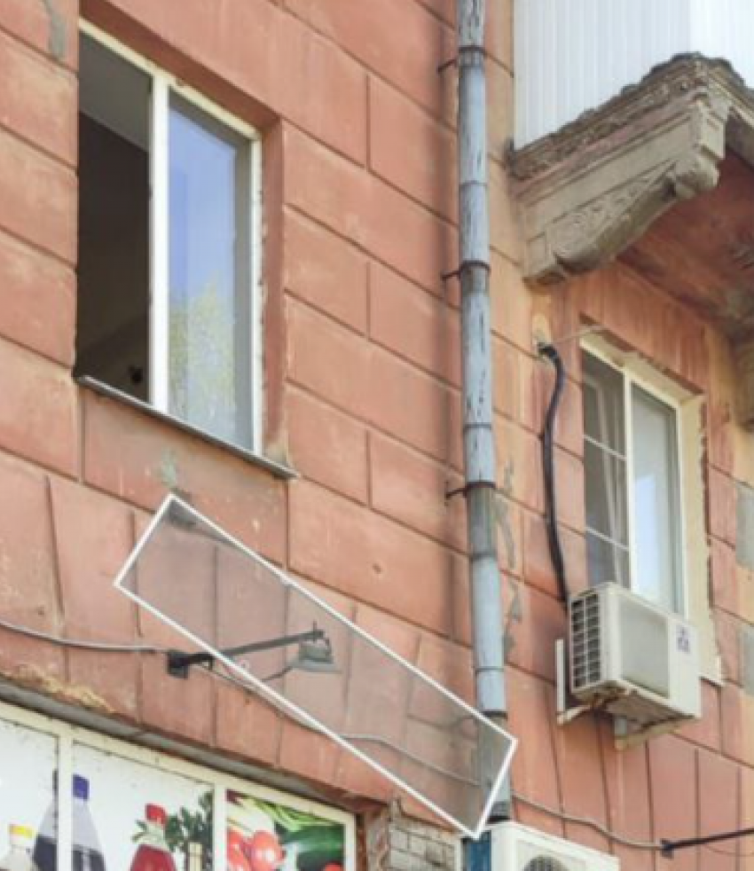 В Волгограде спасают 2-летнего малыша после падения из окна 