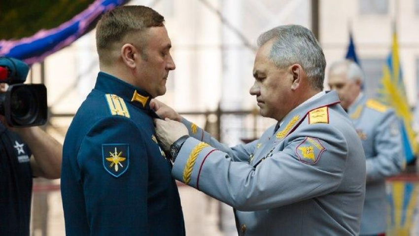 В Волгограде установили почетную доску на фасаде родной школы Героя России Дмитрия Литвинова