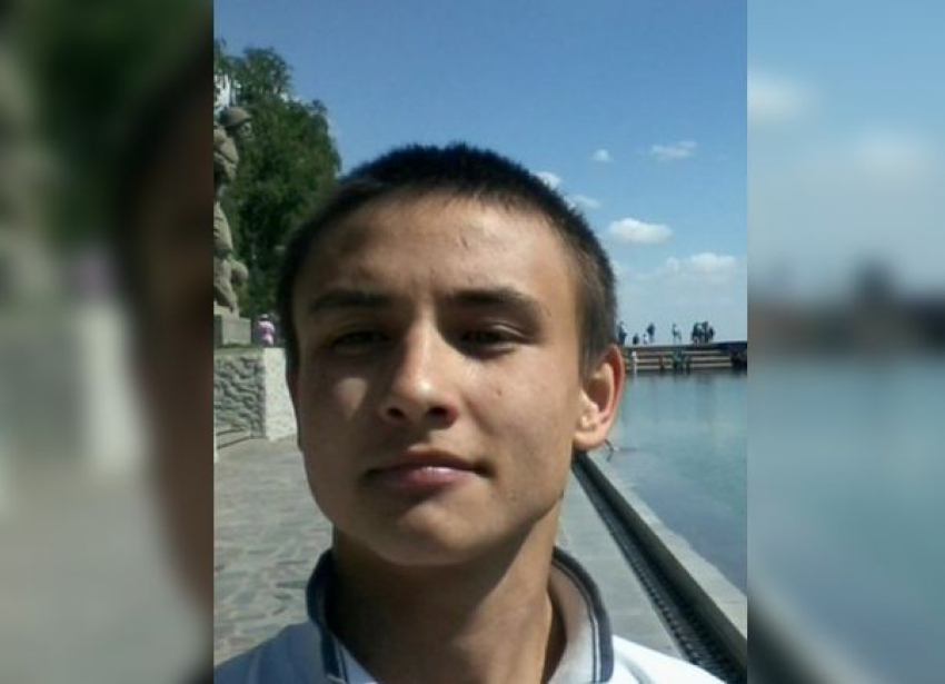 18-летний волгоградец с тату со своим именем и лилией бесследно исчез в Волгограде