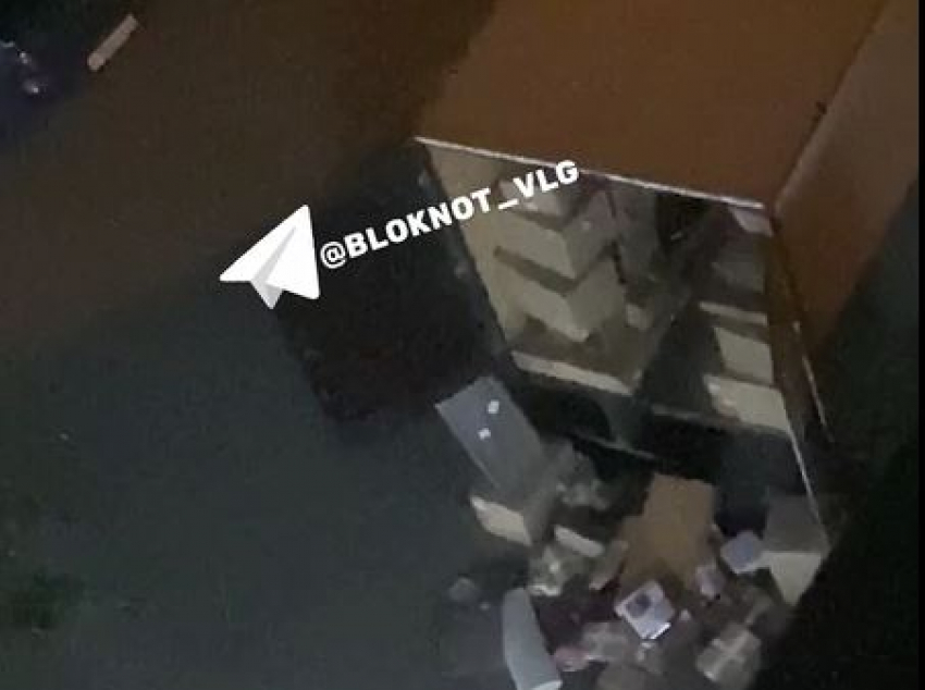 Разгружающий пинками заказы грузчик Wildberries попал на видео в Волгограде