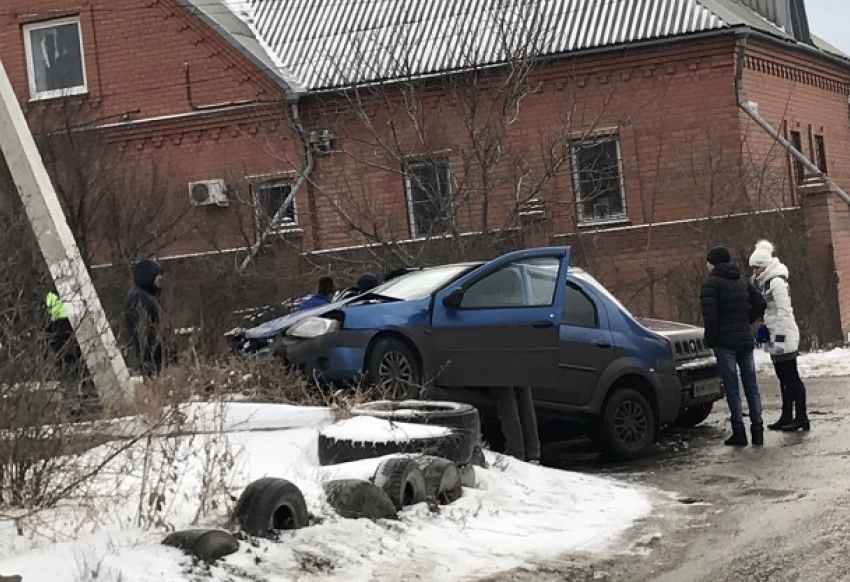 Renault улетел с перекрестка в поселке Ангарском: есть пострадавшие