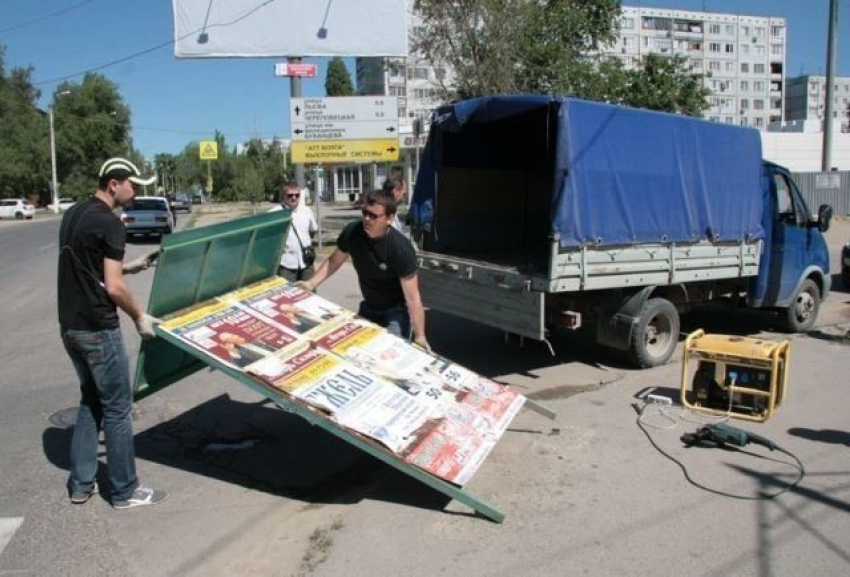 В Волгограде снесут еще 10 незаконных рекламных щитов