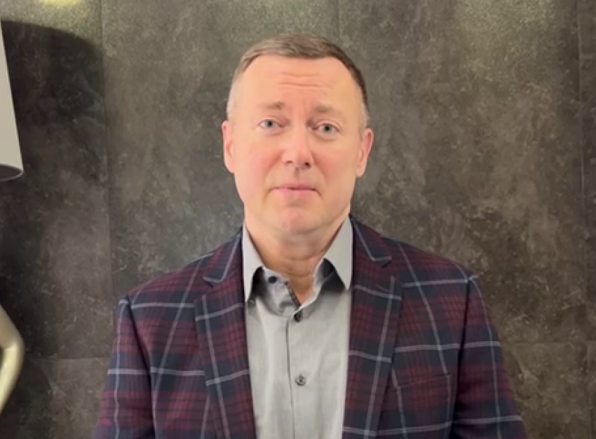 Роман Гребенников поздравляет волгоградцев с Новым 2026 годом 