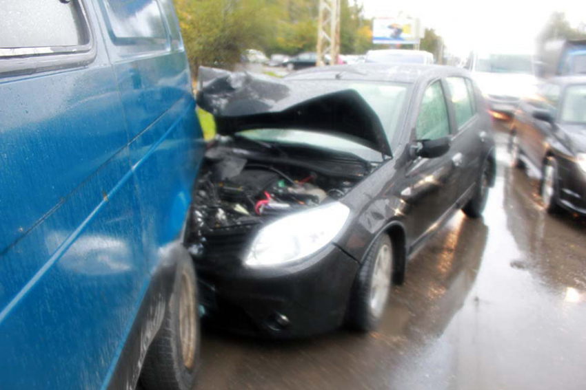 В Волгограде 23-летний парень на Renault протаранил «Газель": 1 в больнице