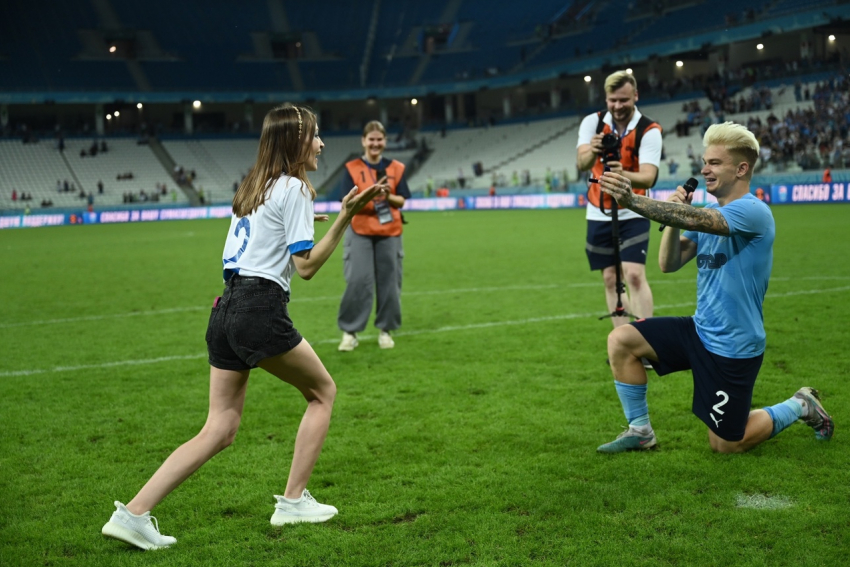 Футболист «Ротора» Данил Пелих сделал предложение возлюбленной после главной игры сезона