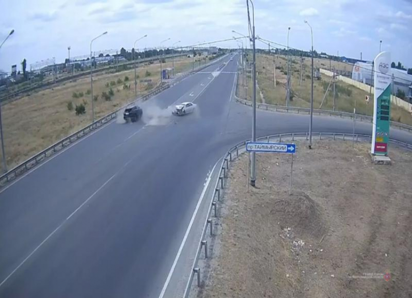 Водитель Lexus не уступил дорогу: жуткое ДТП попало на видео в Волгограде