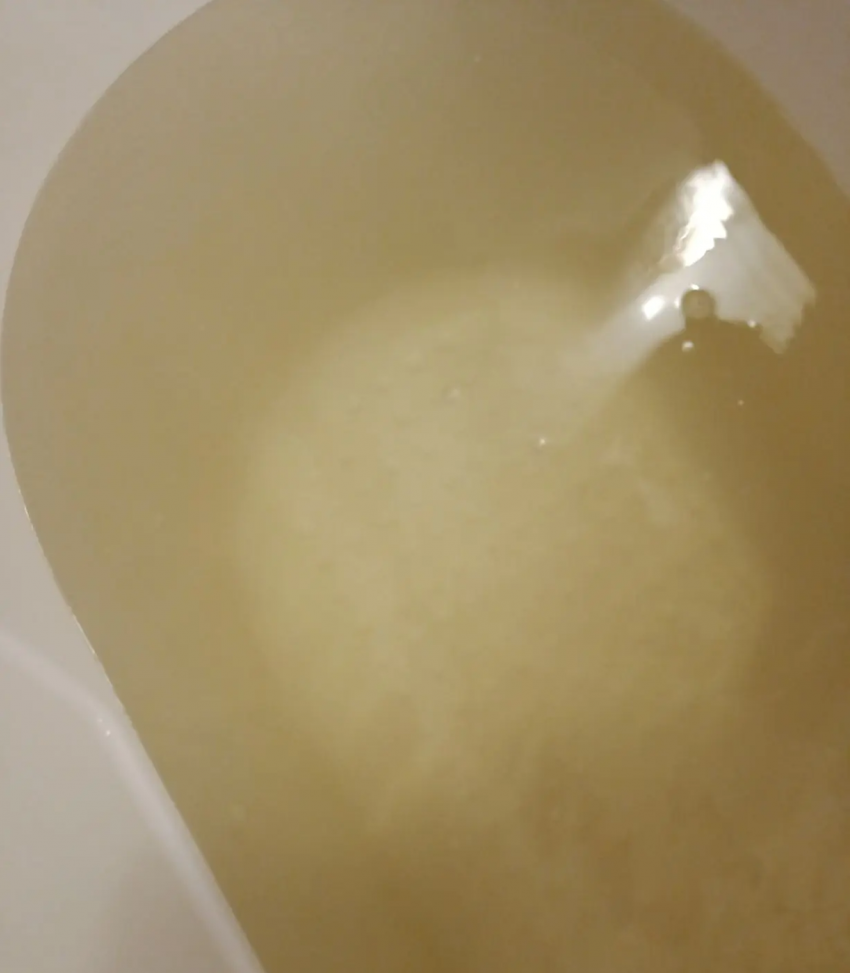 Льющуюся из кранов желтую воду признали нормой в Волгограде