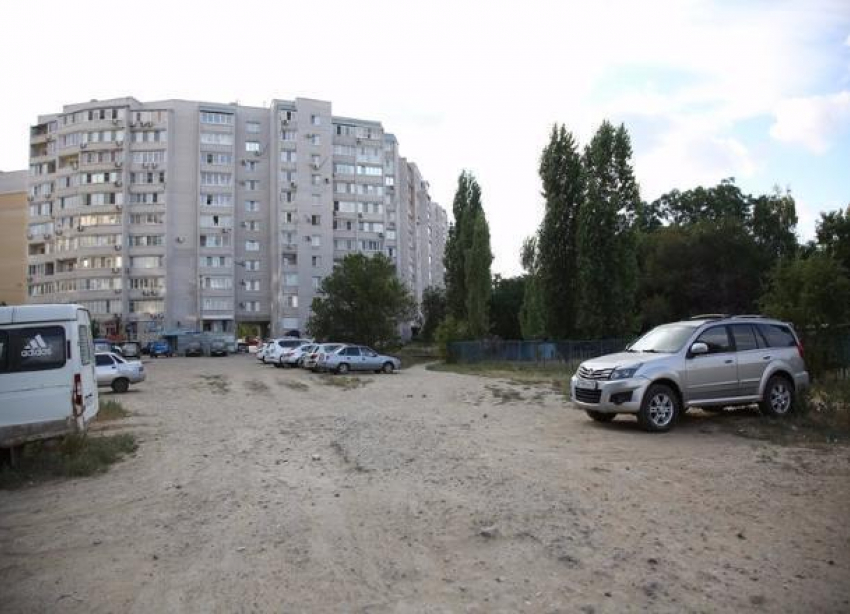 В центре Волгограда стихийную парковку превратят в парк со скамеечками