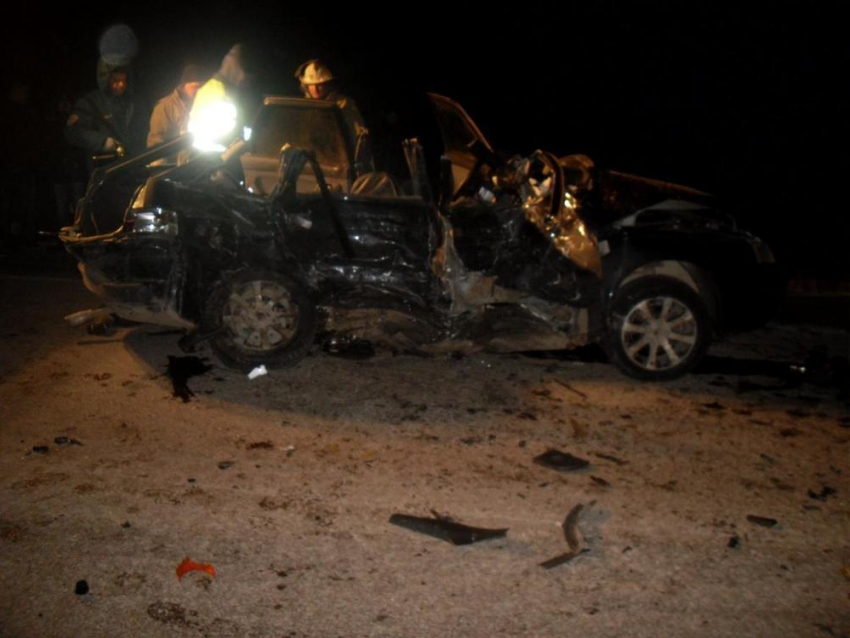 Под Волгоградом в ДТП BMW и ВАЗ-211124 двое погибли и один пострадал 