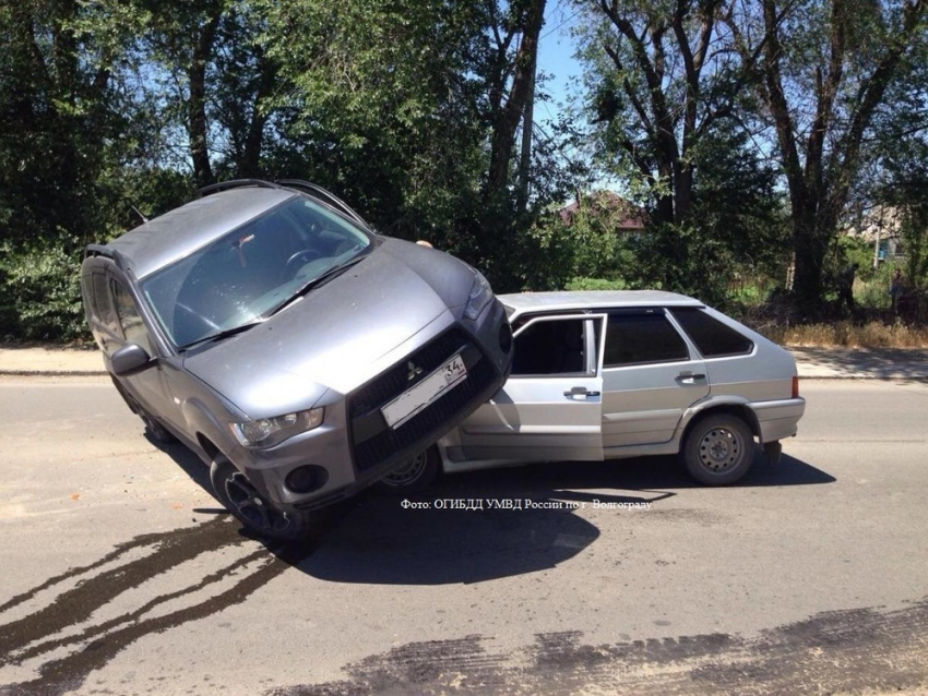 В Волгограде пенсионер на Mitsubishi «налетел» на ВАЗ: есть пострадавшие