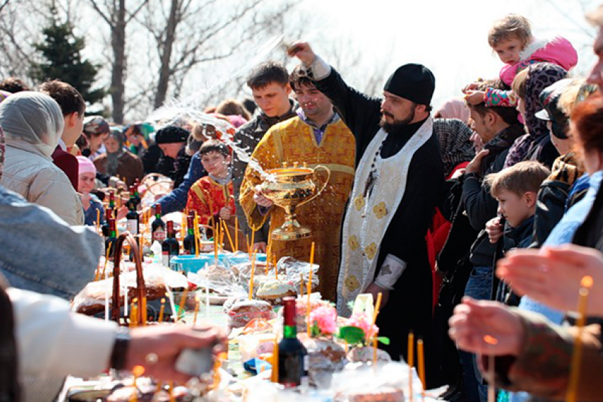 Жители Волгограда красят яйца и освящают пасхальные куличи