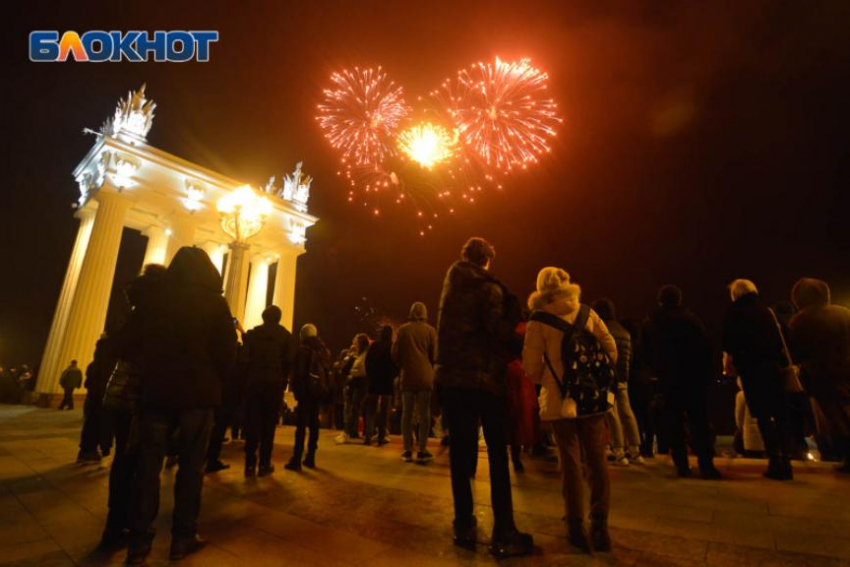 Горстку людей собрал на Центральной набережной Волгограда салют к 23 февраля