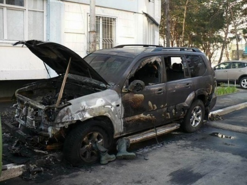 Теперь пироманы жгут люксовые иномарки в Волгограде