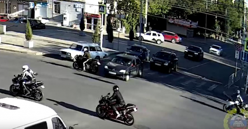 Колонна байкеров перекрыла выезд автомобилям в Волгограде — видео 