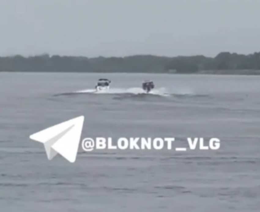 Эффектная погоня на катамаране попала на видео в Волгограде