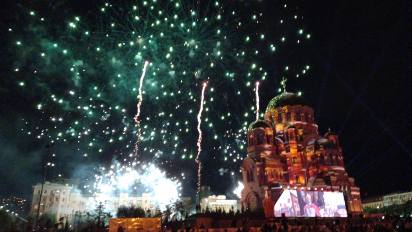 Концерт с фейерверком прошел у храма Александра Невского в Волгограде