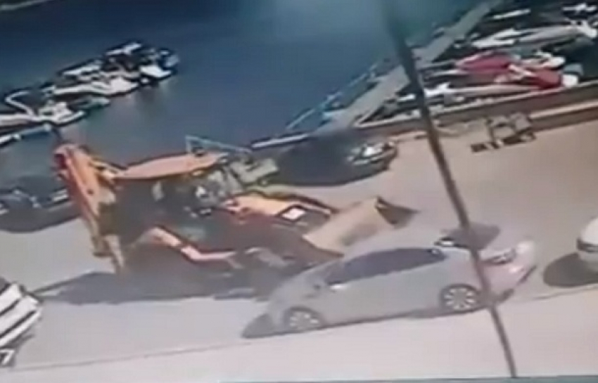 Бешеный тракторист попал на видео, тараня иномарку возле ресторана «Миля» в Волгограде 
