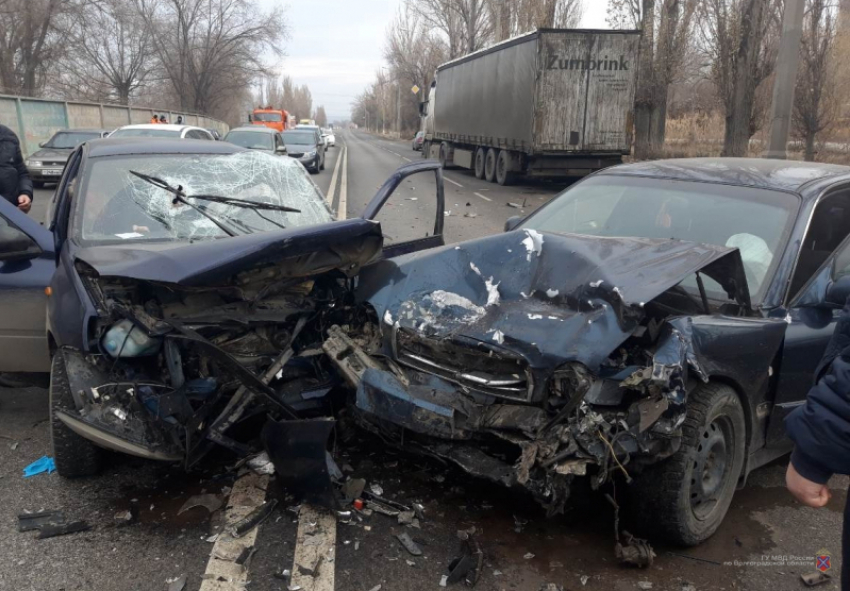 Три иномарки сыграли в пинг-понг отечественным авто на дороге в Волгограде