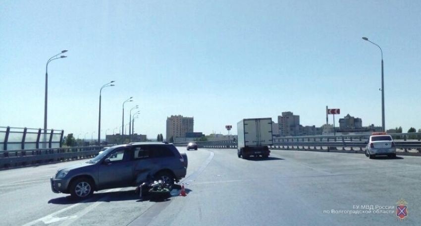 Лихач на Chery Tiggo сбил байкера на «танцующем мосту» в центре Волгограда 