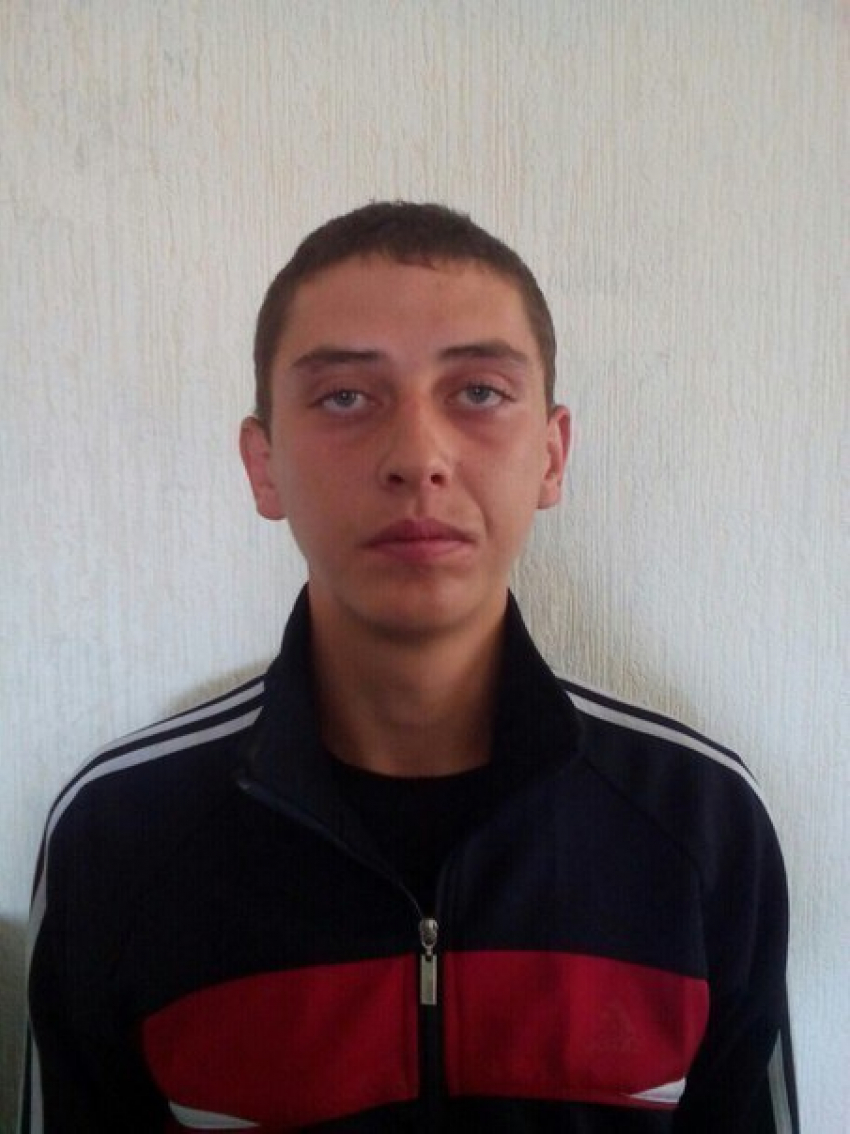 На юге Волгограда мужчина катал на капоте «пятнадцатой» троих девушек