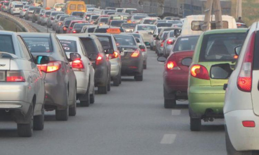 Центр Волгограда встал в пробку на проспекте Ленина