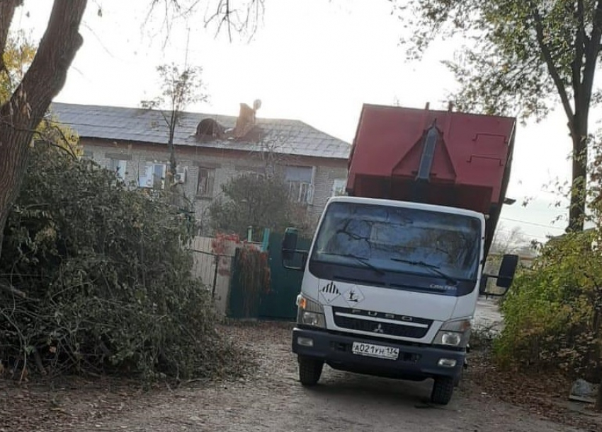 После публикации «Блокнот Волгоград» убрали завалы из веток во дворе жилого дома