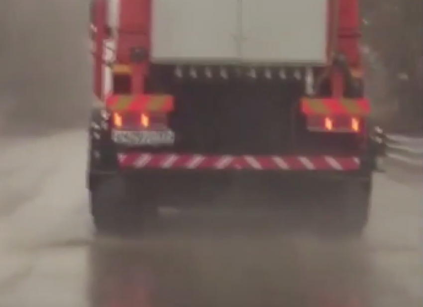 Моющая дорогу в дождь спецтехника попала на видео в Волгограде 