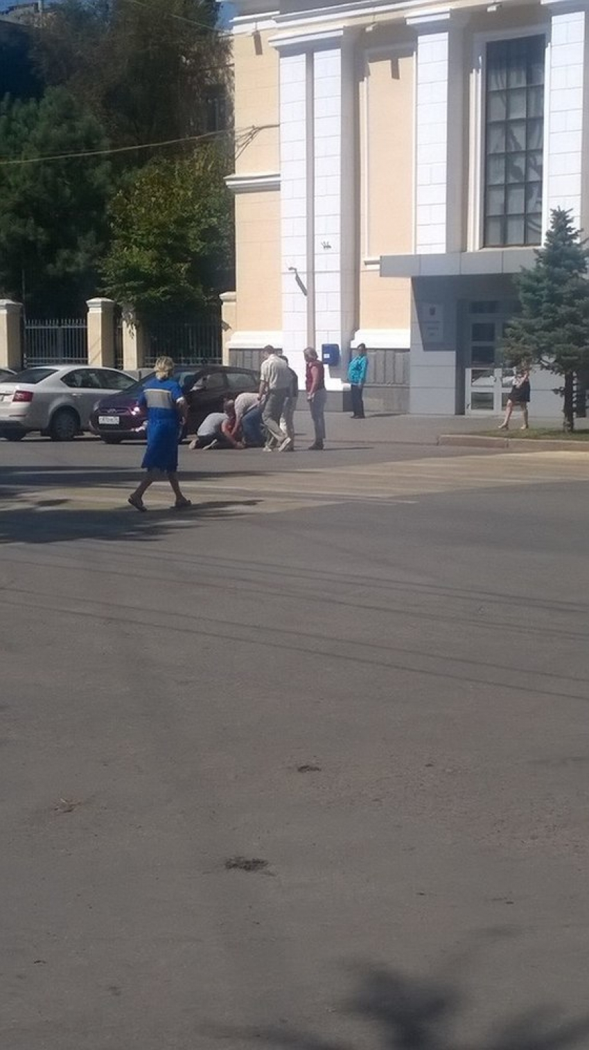 Возле гордумы Волгограда мужчина на коленях требовал наказать майора полиции 